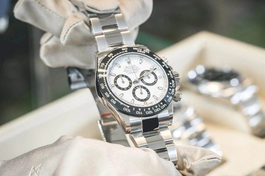 Dong ho dang chay hang hinh anh