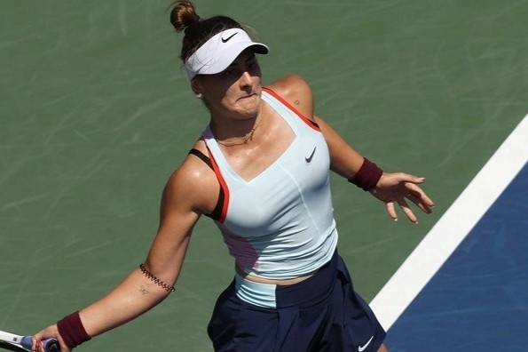 Van dong vien quan vot phai thay trang phuc giua tran dau hinh anh