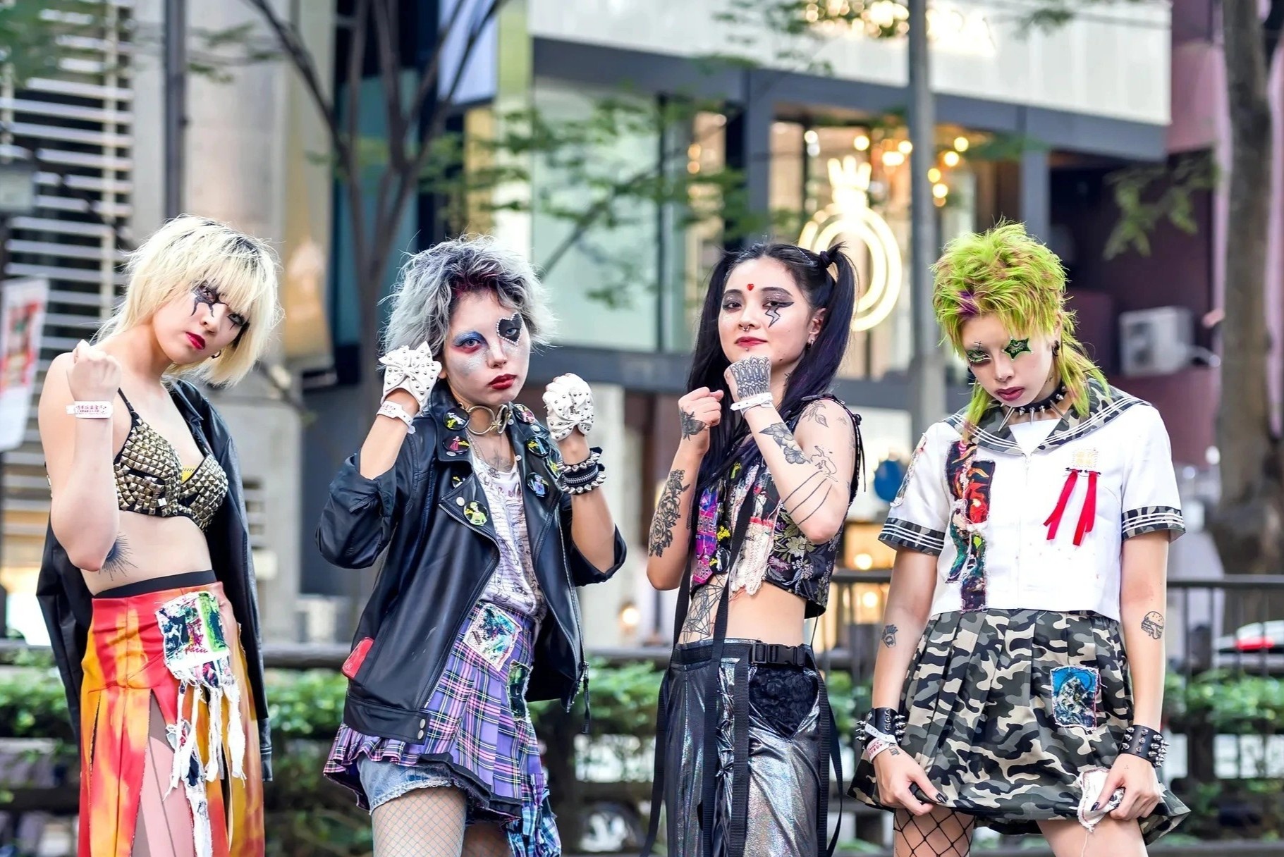 Gioi tre Nhat Ban an mac di tren duong pho hinh anh