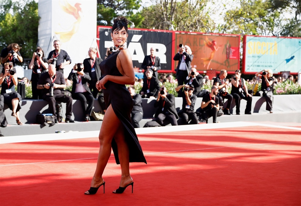 Georgina Rodriguez khoe lung anh 4