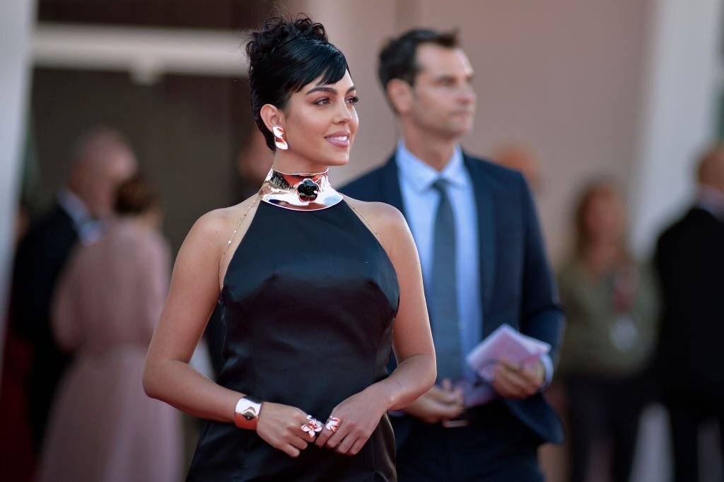 Georgina Rodriguez khoe lung anh 1