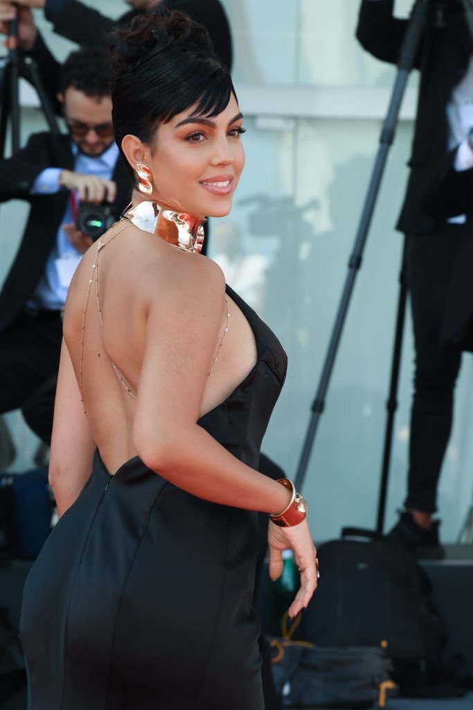 Georgina Rodriguez khoe lung anh 2