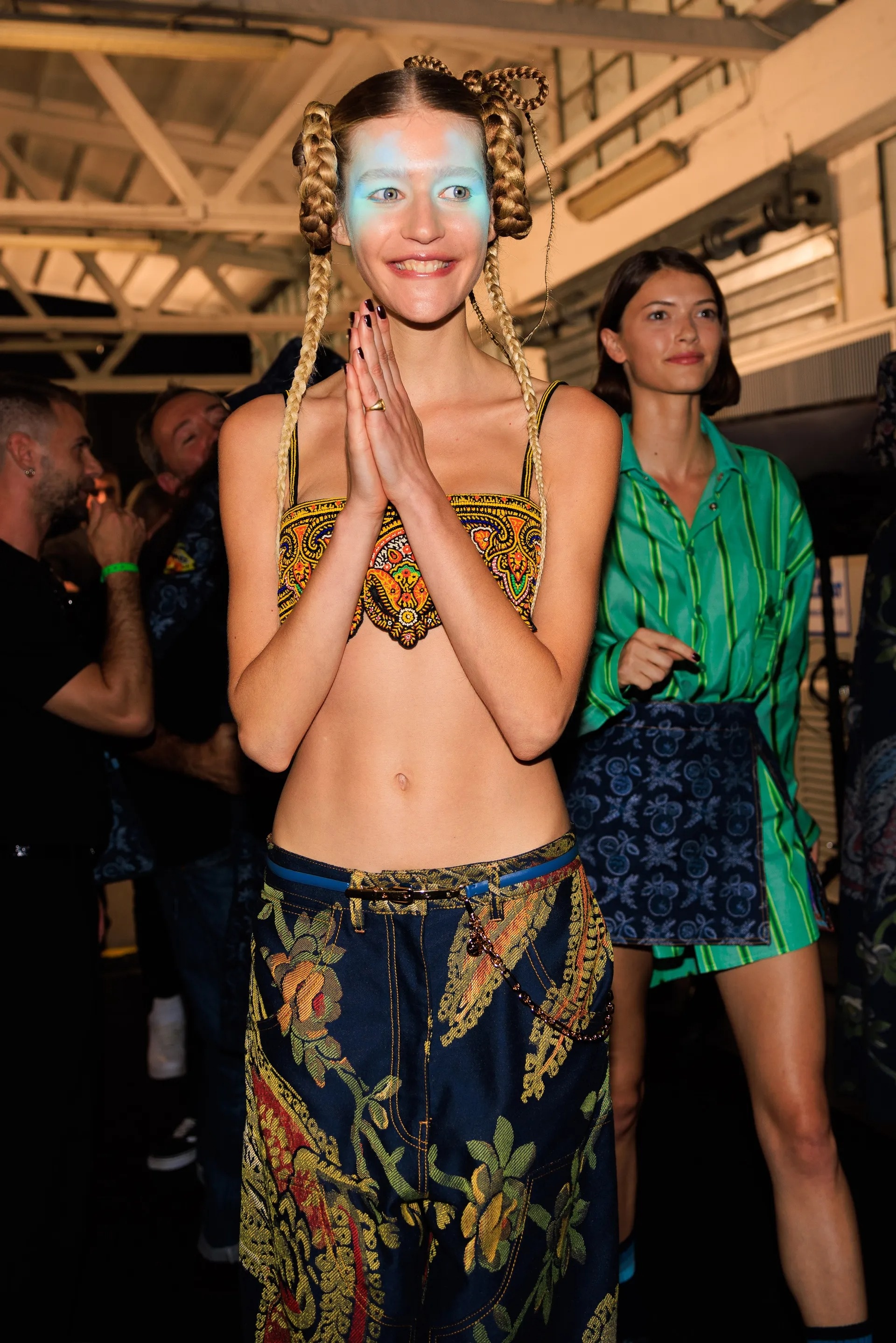 người mẫu hậu trường ảnh 2 nguoi mau hau truong anh 2