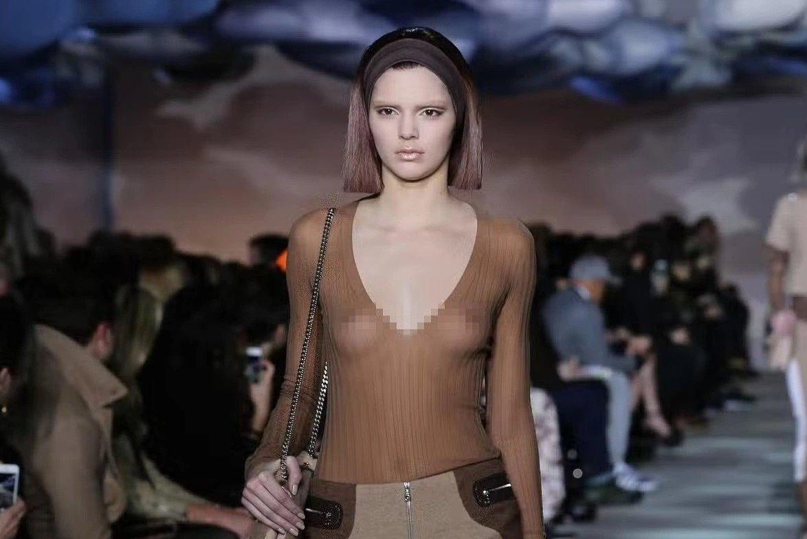 Kendall Jenner chia se ve viec mac do ho nguc nam 18 tuoi hinh anh