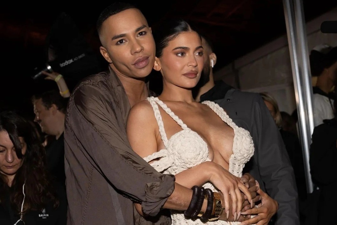 Kylie Jenner dien vay xe sau tai hau truong show thoi trang hinh anh