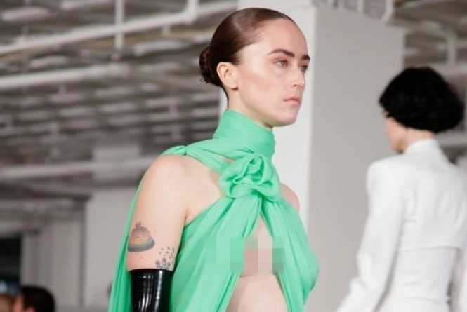 Nhieu nguoi mau lo vong mot, nga tren san dien tuan le thoi trang hinh anh