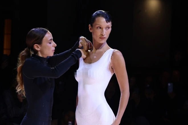 Phia sau khoanh khac Bella Hadid de nguc tran mac vay phun son hinh anh