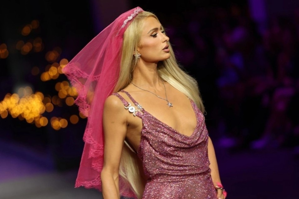 Mot ngay Paris Hilton chuan bi do cho show cua Versace hinh anh