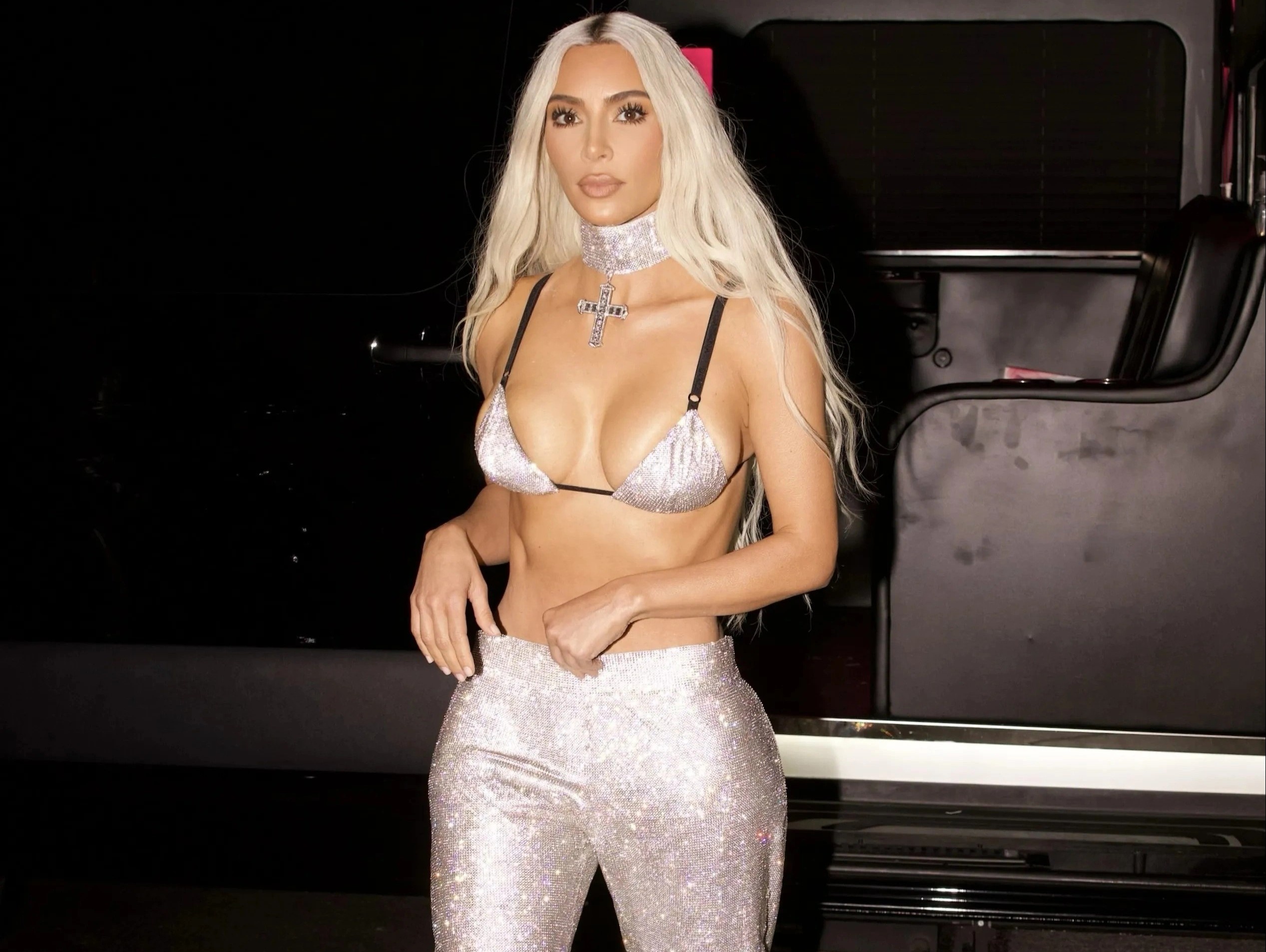 Trang phuc cua Kim Kardashian va xu huong dien do lap lanh hinh anh