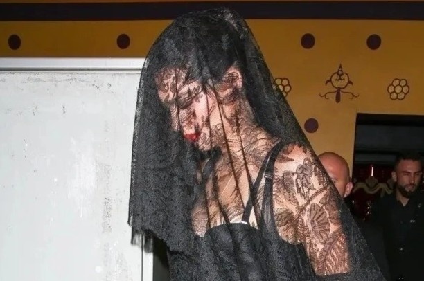 Kendall Jenner, Hailey Bieber mac do goi cam du tiec Halloween hinh anh