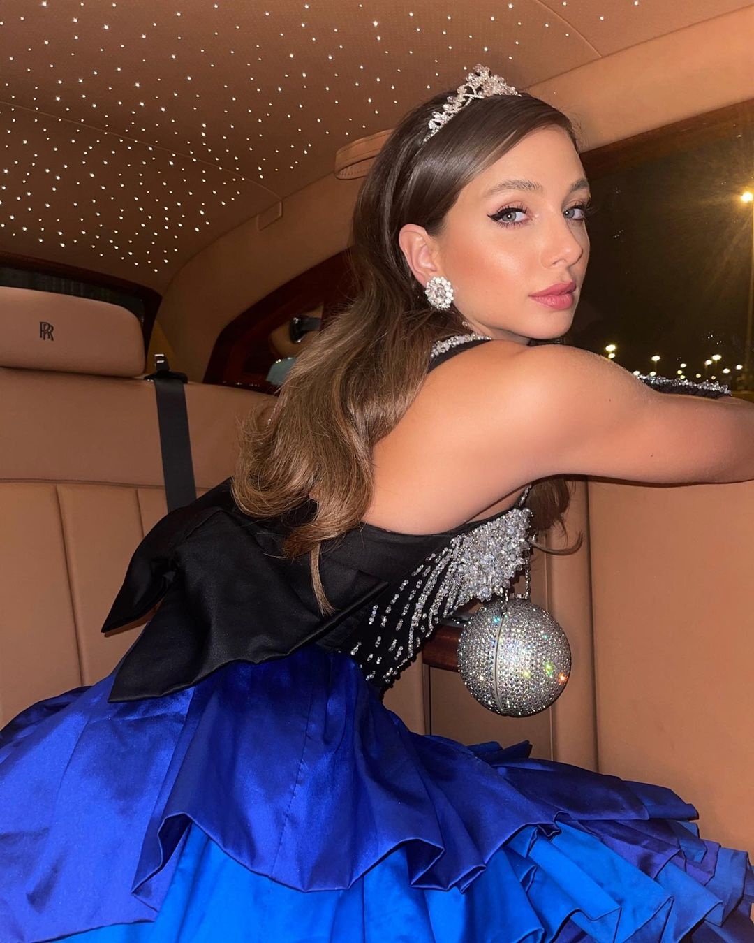 nguoi mau sieu giau anh 9