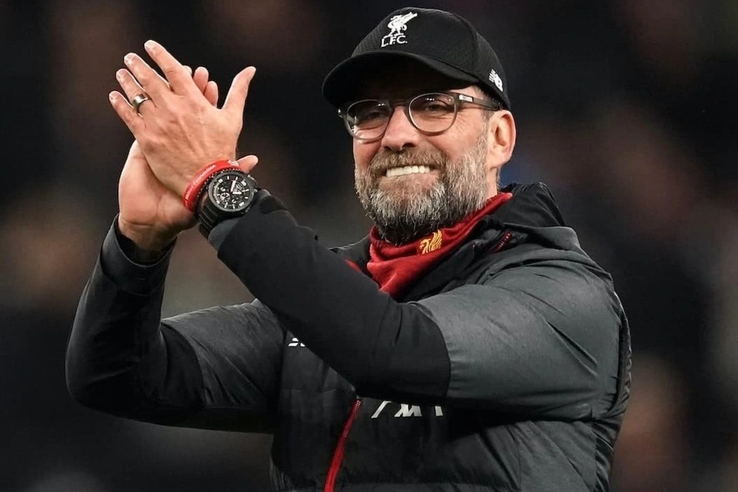 Thoi quen deo dong ho den cua Jurgen Klopp hinh anh