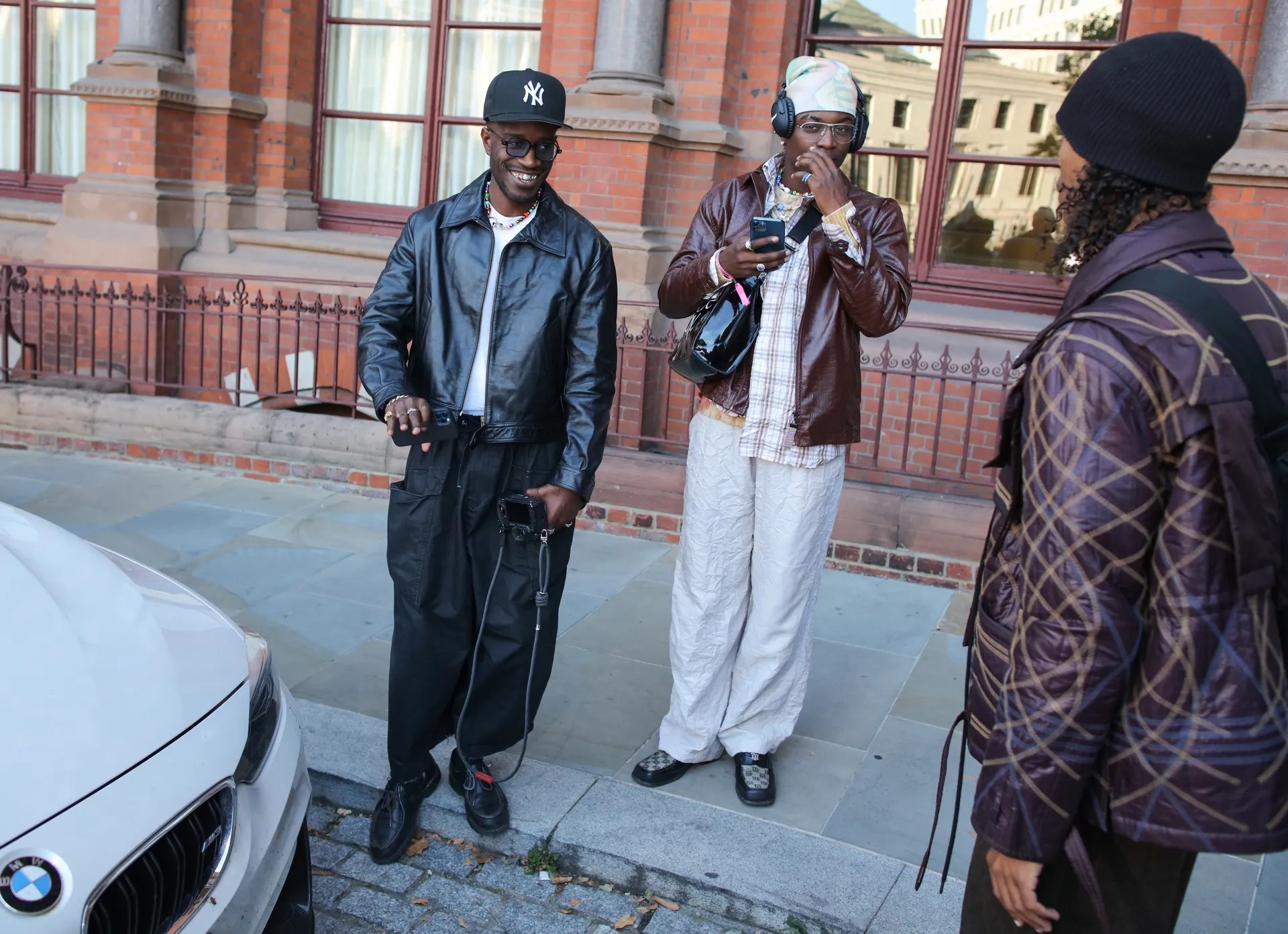 Nam gioi chan sneakers anh 1