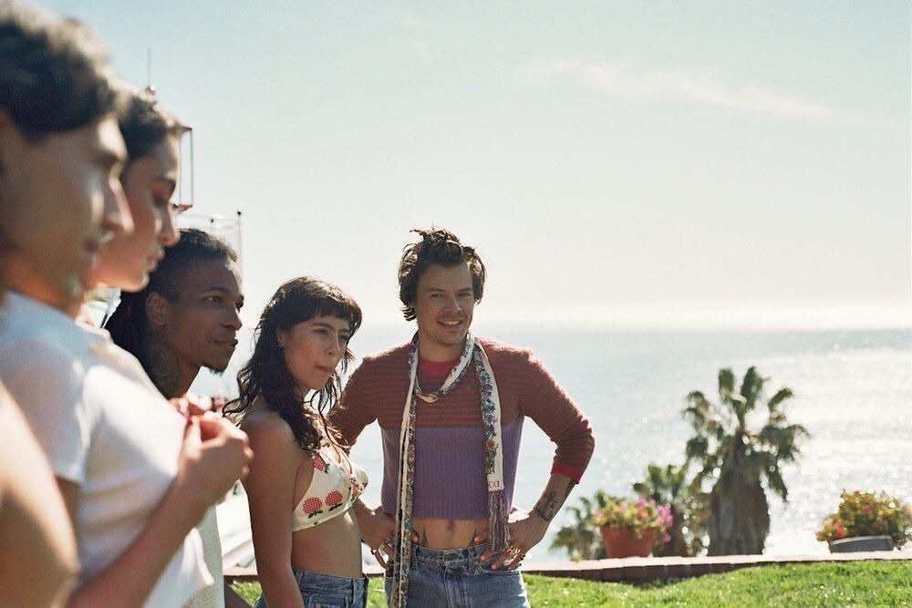 HIEUTHUHAI crop top anh 4