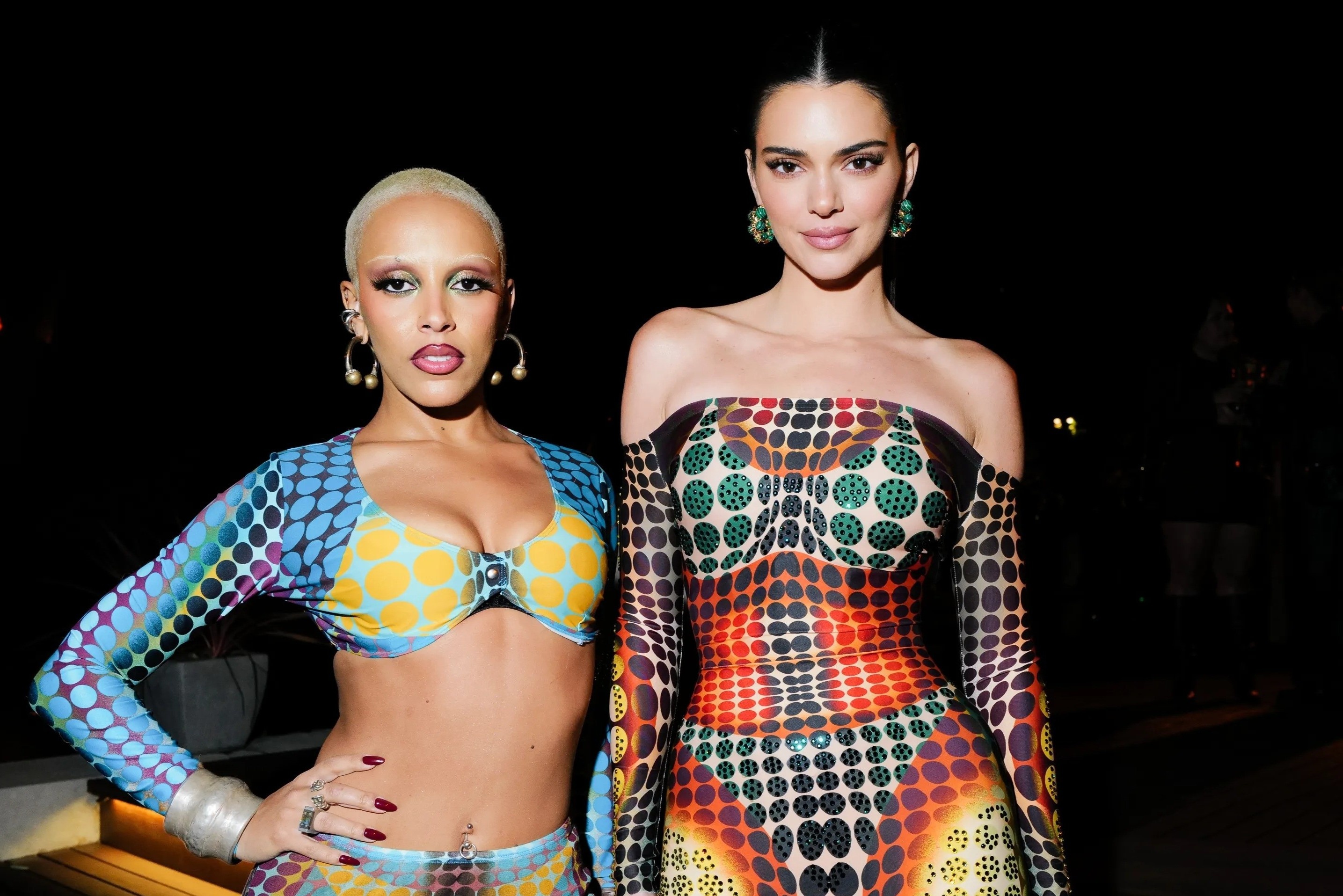 Mau vay bo ky la giup Kendall Jenner noi bat hinh anh