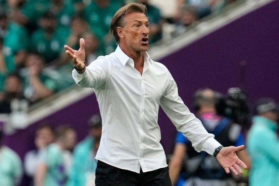 So mi trang cua HLV tuyen Saudi Arabia va tran thang Argentina hinh anh