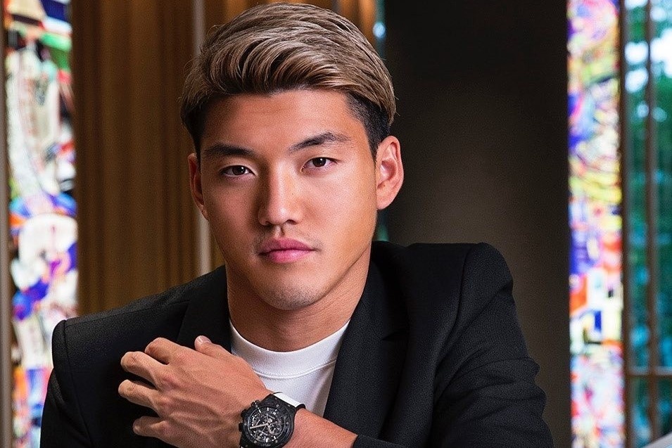 Nguoi hung tuyen Nhat Ban mua luong lon quan ao sau moi lan thi dau hinh anh