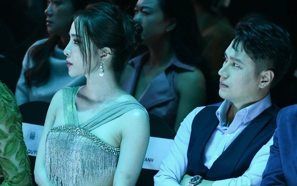 Quynh Nga ngoi sat Viet Anh o hang ghe dau Tuan le Thoi trang Viet Nam hinh anh