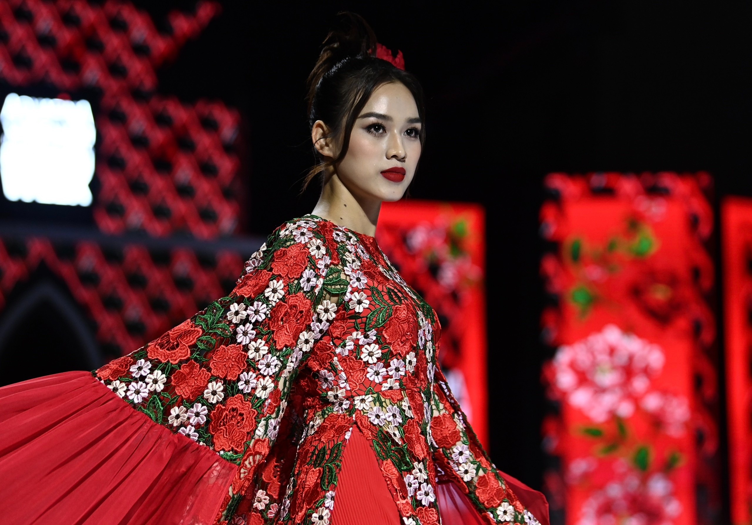 Khach moi bo ve, thieu ton trong nha thiet ke o dem mo man VIFW 2022 hinh anh