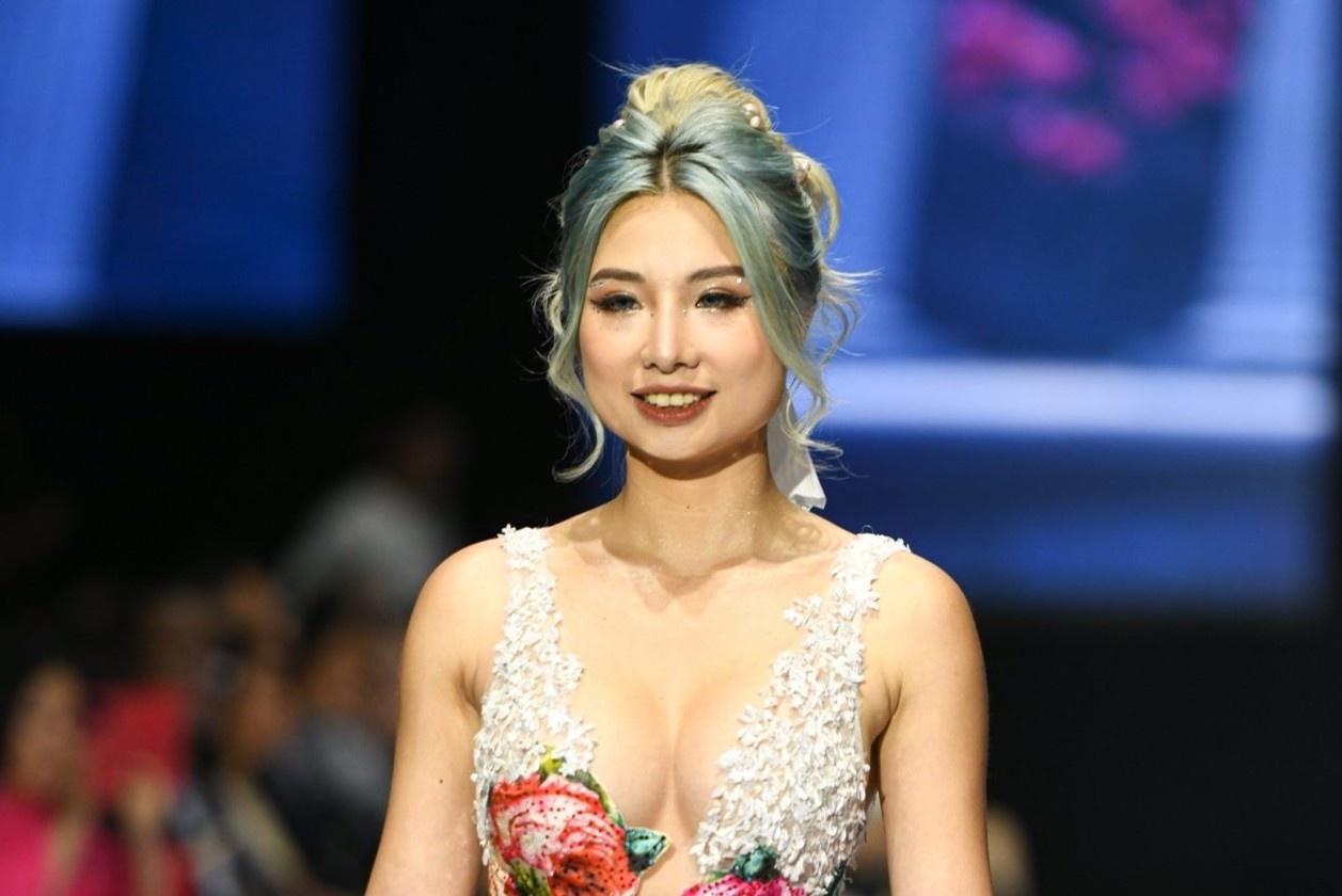 Nguoi mau Viet dien mot mac nhu khong len san dien hinh anh