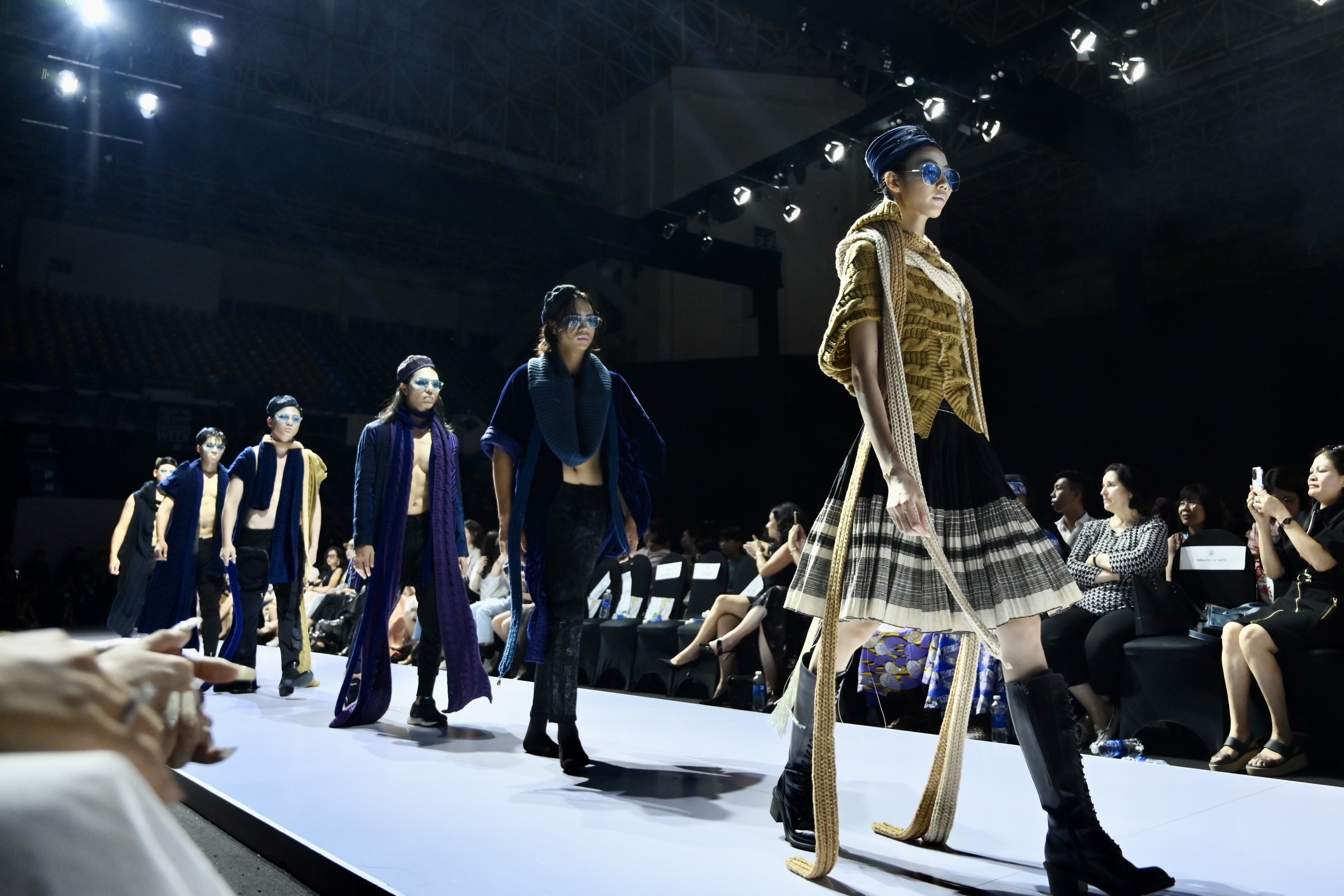 Hoang Yen goi cam anh 8