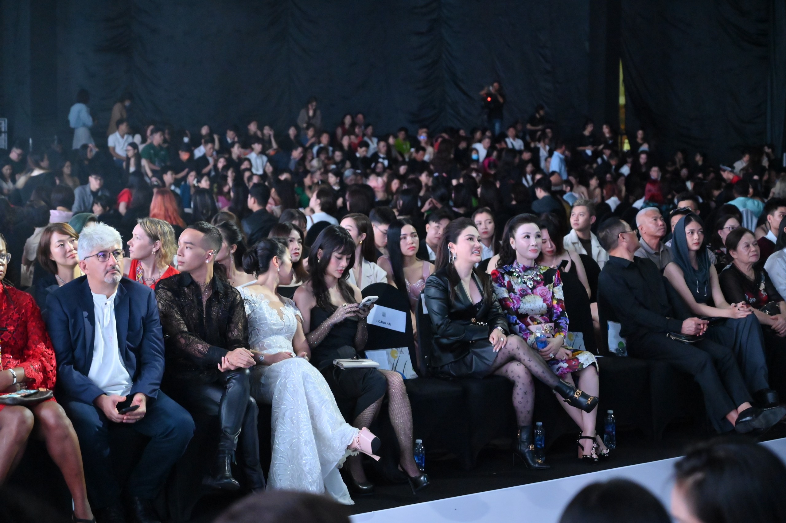 huyền mỹ dắt chó ảnh 10 huyen my dat cho anh 10