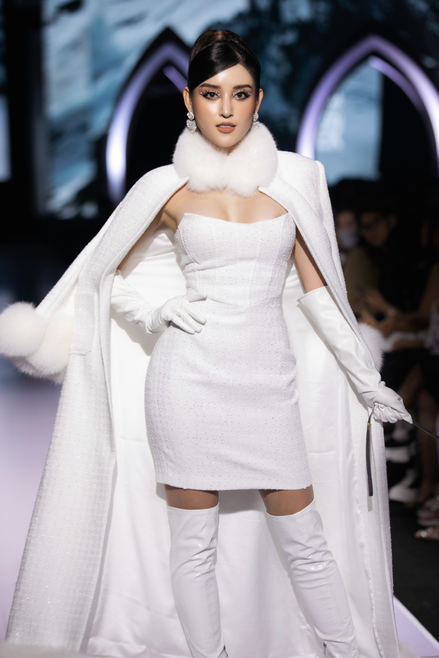 huyền mỹ dắt chó ảnh 2 huyen my dat cho anh 2