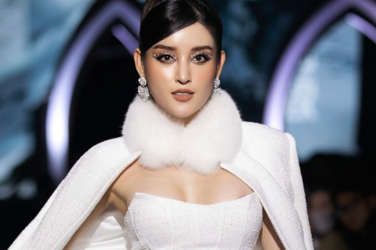 Huyen My dat cho Poodle len san dien va loat khoanh khac kho quen hinh anh