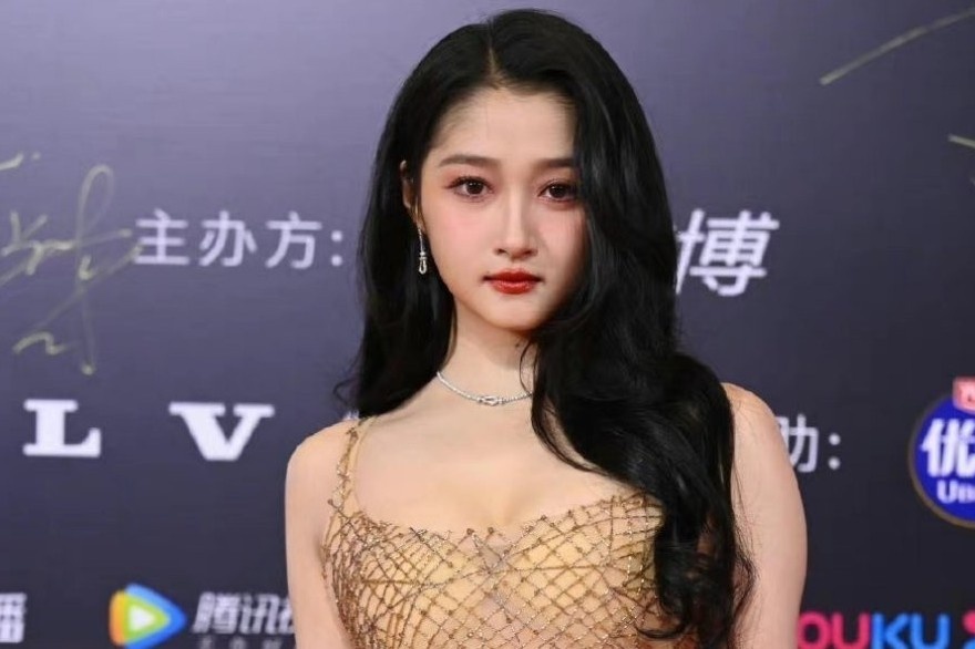 Tham hoa thoi trang cua Quan Hieu Dong hinh anh