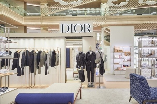 Chuyen TikToker Viet mac luom thuom vao cua hang Dior hinh anh