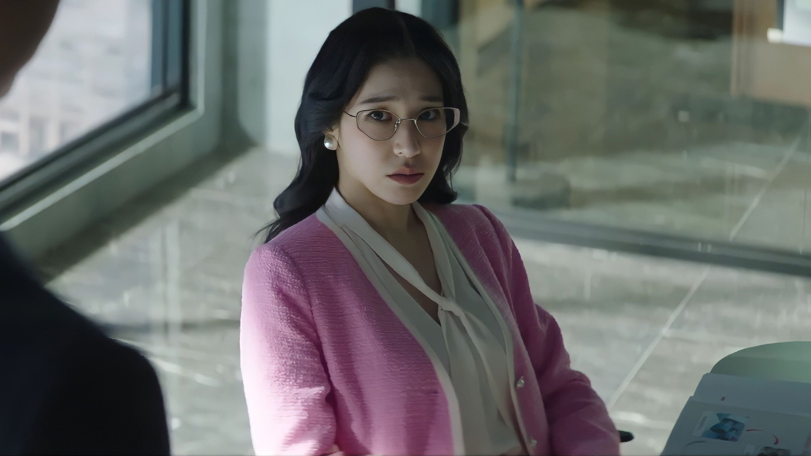 Boc gia loat trang phuc cua Tiffany trong 'Cau ut nha tai phiet' hinh anh