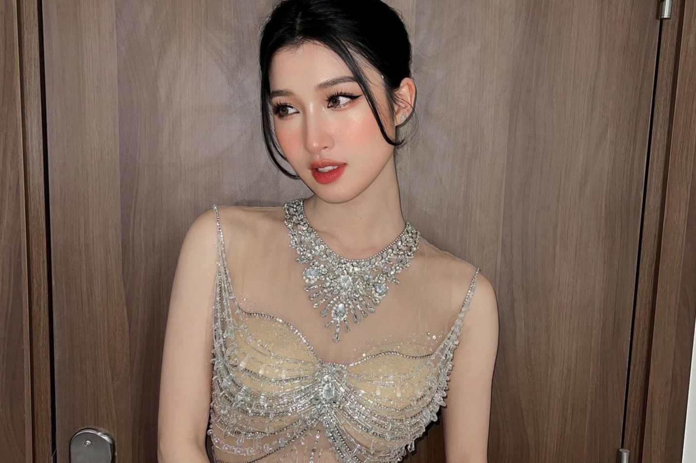 Sao Viet dien mot mac nhu khong hinh anh