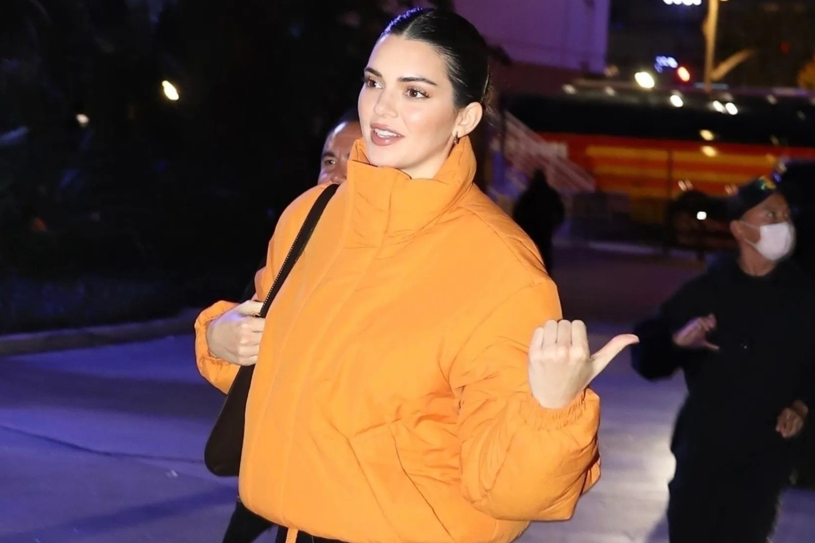 Kendall Jenner va dan sao phoi do voi ao phao hinh anh