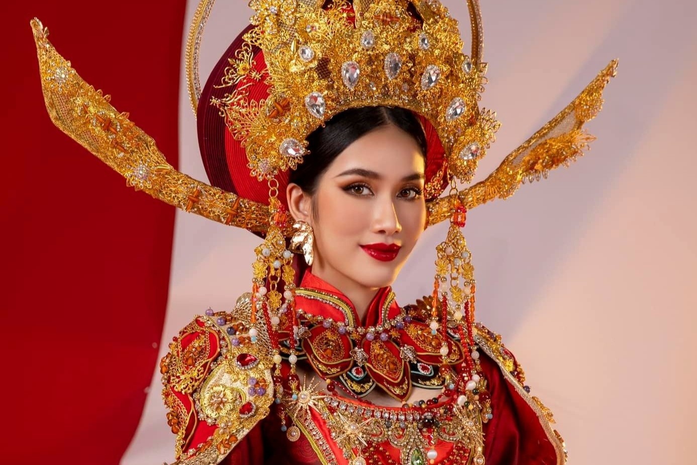 Dang sau bo trang phuc an tuong cua Phuong Anh o Hoa hau Quoc te hinh anh