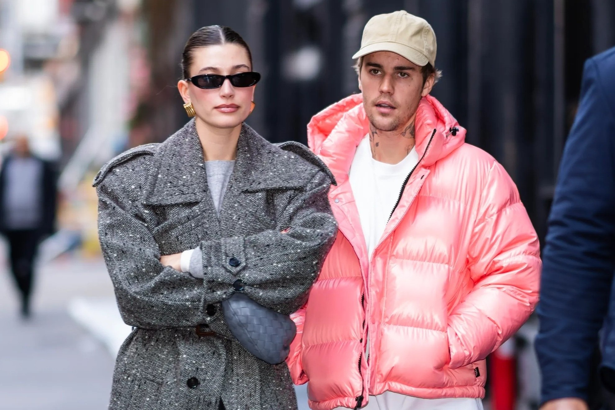 Phong cach tuong phan cua vo chong Justin Bieber hinh anh