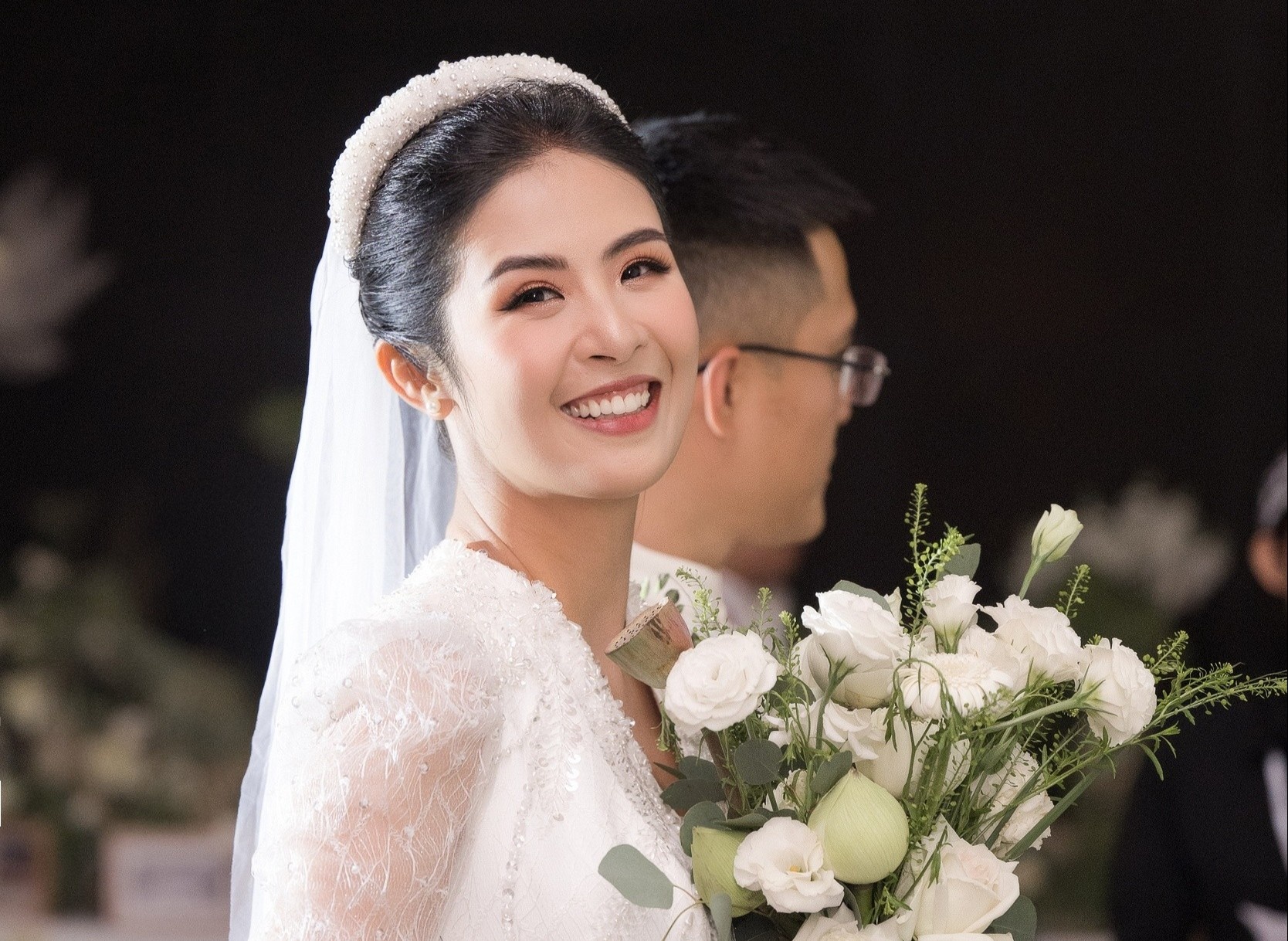 Ngoc Han mac ao dai cuoi xuyen thau trong le cuoi hinh anh