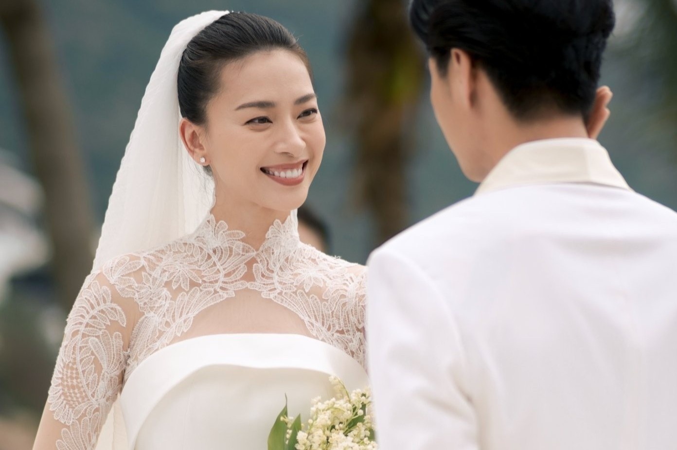 Ngo Thanh Van va sao Viet mac vay cuoi xuyen thau trong nam 2022 hinh anh