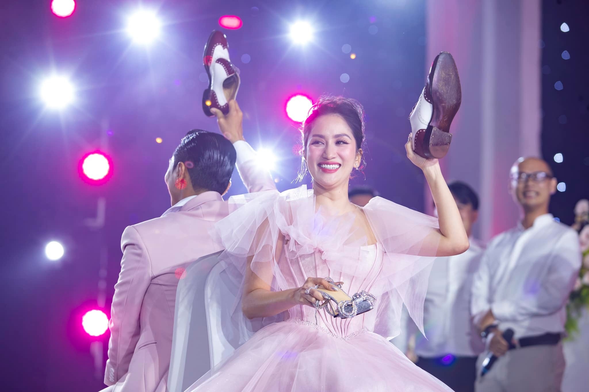 vay cuoi khanh thi anh 5