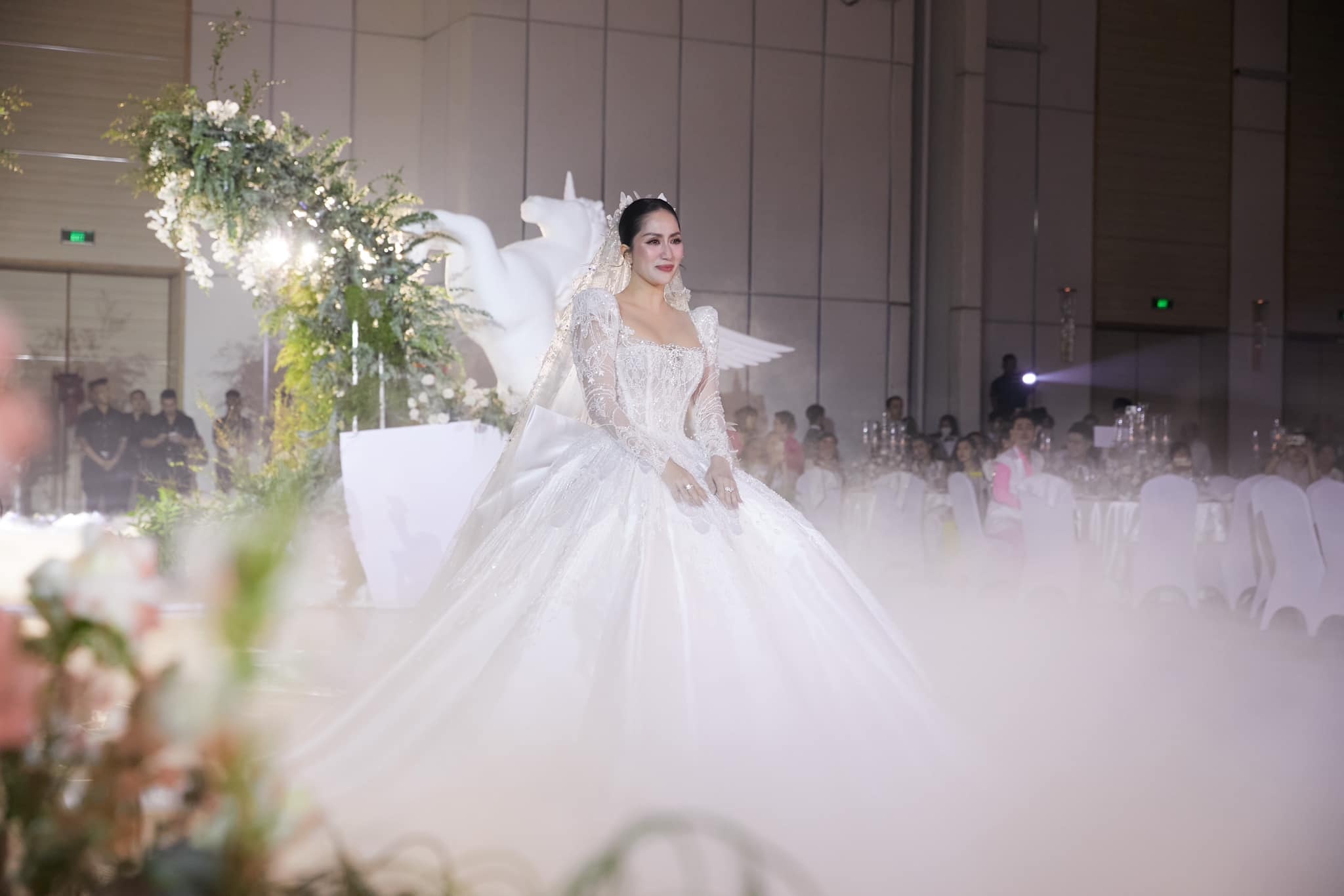 vay cuoi khanh thi anh 2