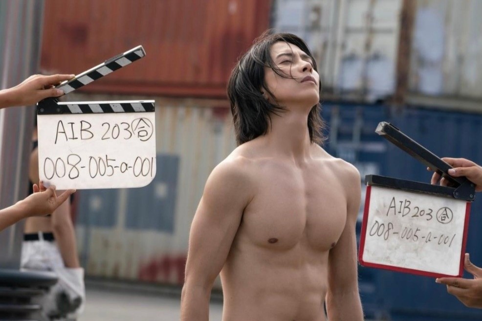 Nam dien vien khoe co bap an tuong trong 'Alice in Borderland 2' hinh anh