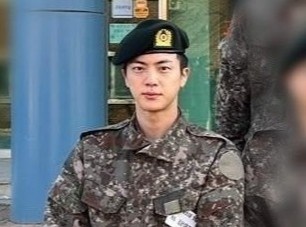 Hinh anh moi nhat cua Jin (BTS) trong quan ngu hinh anh