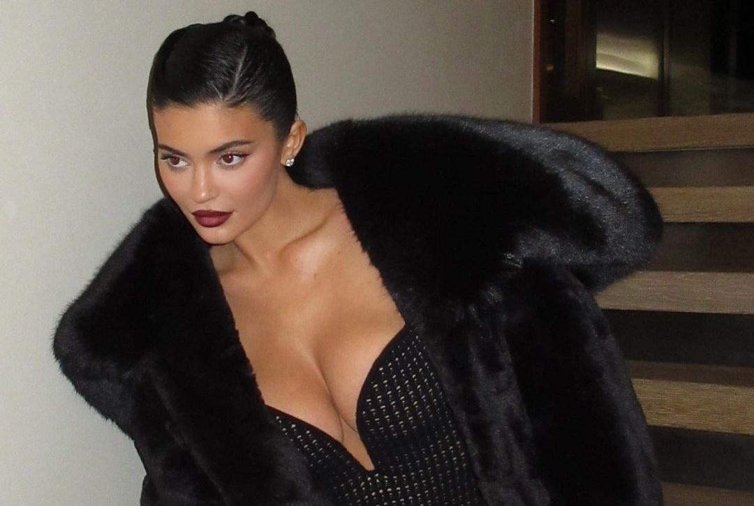 Kylie Jenner, Miley Cyrus mac goi cam dip nam moi hinh anh