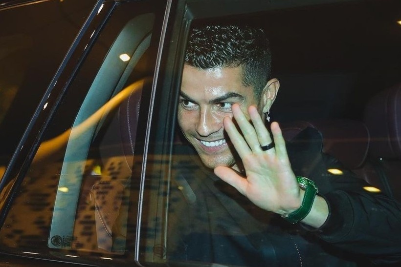 Ronaldo deo dong ho tri gia tram nghin USD khi den Saudi Arabia hinh anh