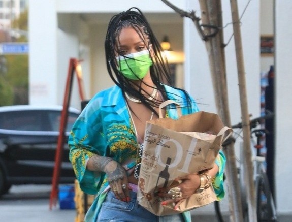 Dong ho tram nghin USD cua nu ca si giau nhat the gioi hinh anh