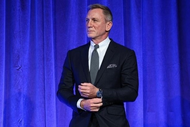 Daniel Craig deo dong ho gia re hinh anh