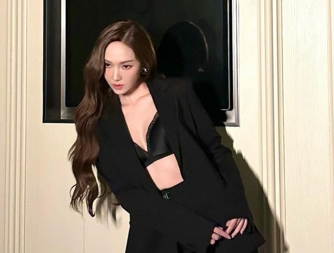 Jessica dien mot lo bra tam giac hinh anh