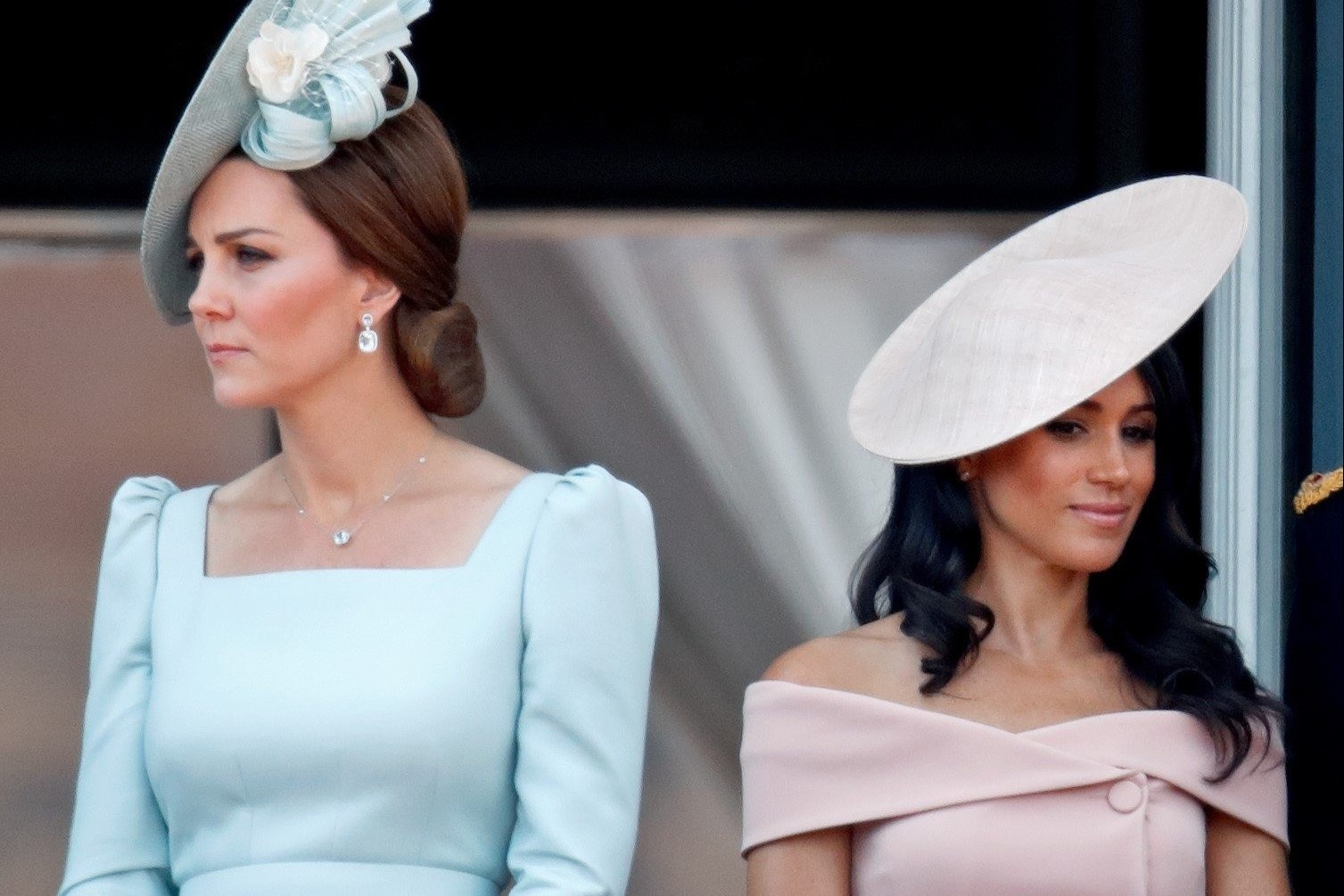 Meghan va Kate xich mich chuyen vay ao hinh anh