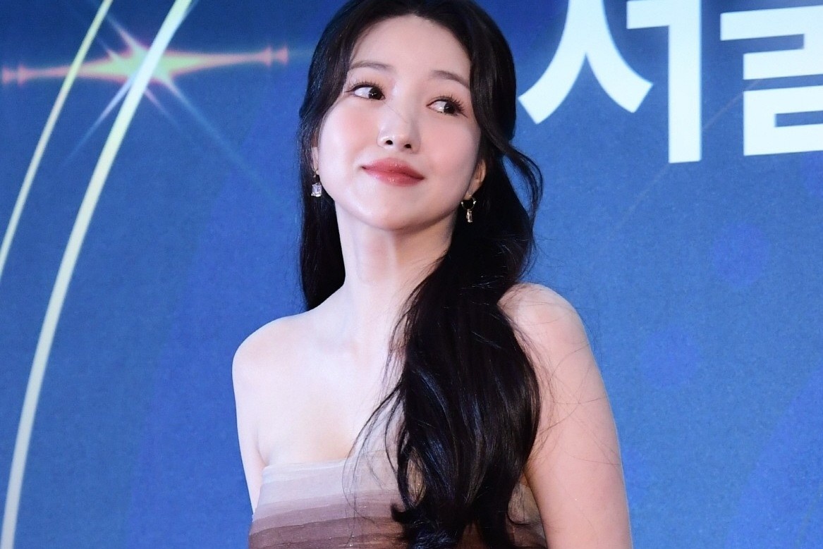 Than tuong Han mac vay cup nguc, ao luoi len tham do hinh anh