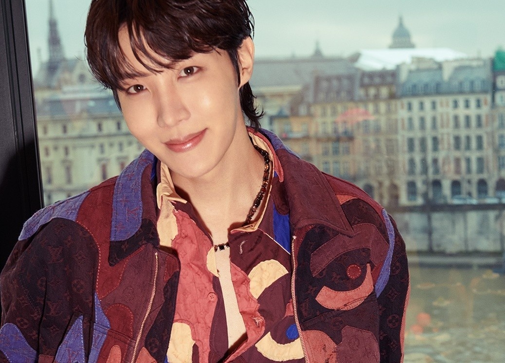 Taeyang, J-Hope du show thoi trang o Paris hinh anh
