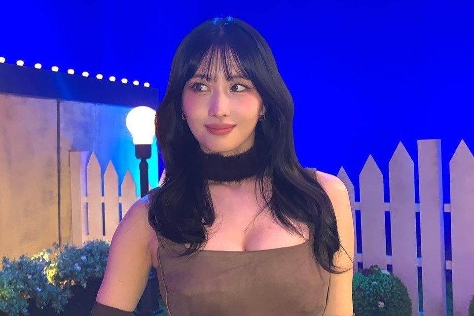 Momo (TWICE) goi cam voi corset xe cao hinh anh